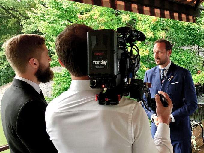 Kronprins Haakon møtte òg Verdas naturfond WWF i dag, og bidrog med eit intervju til ein dokumentar om havet. Foto: Erik Abild, Det kongelege hoffet